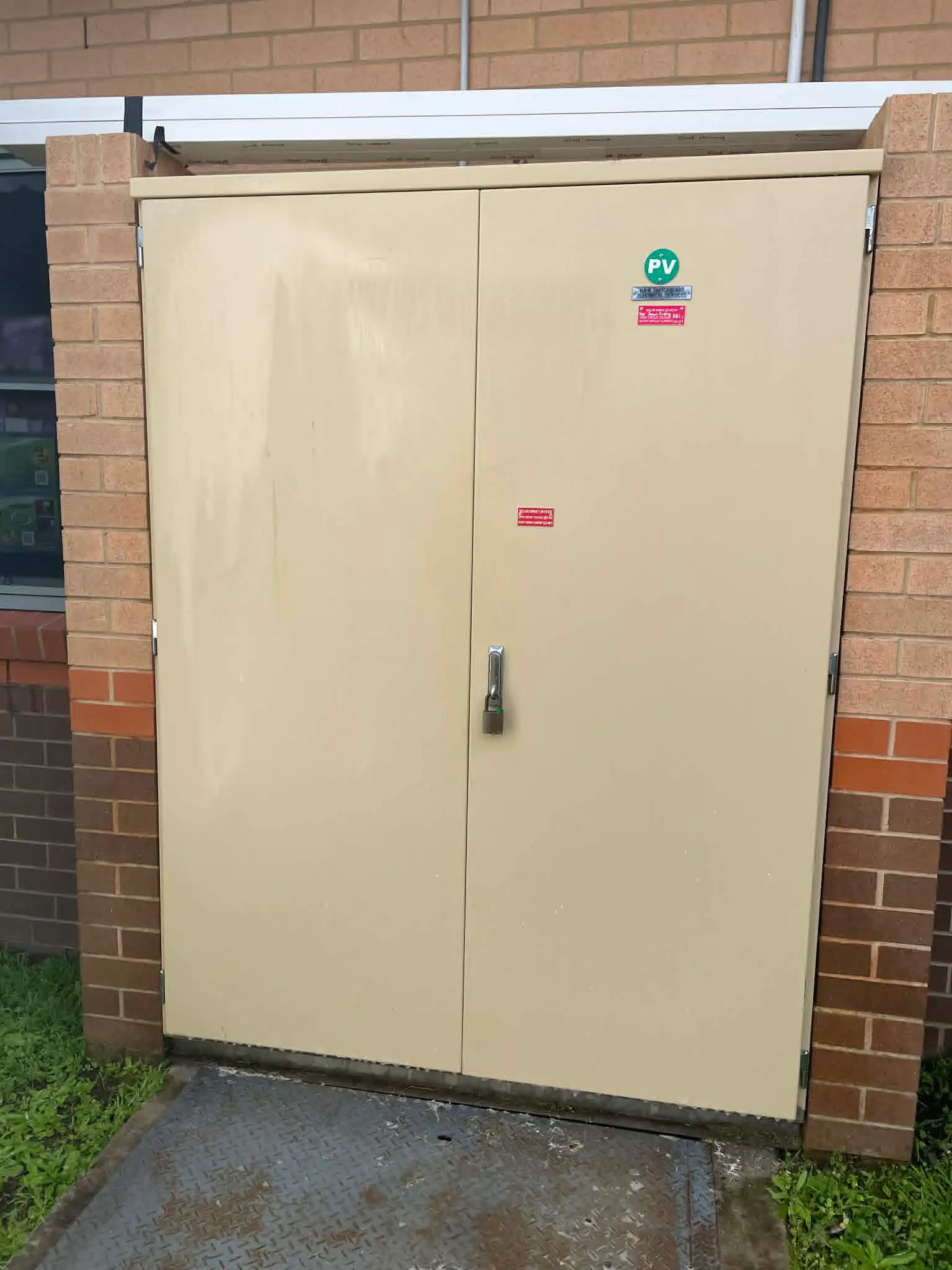 Exterior cleaning of a government-managed public building
